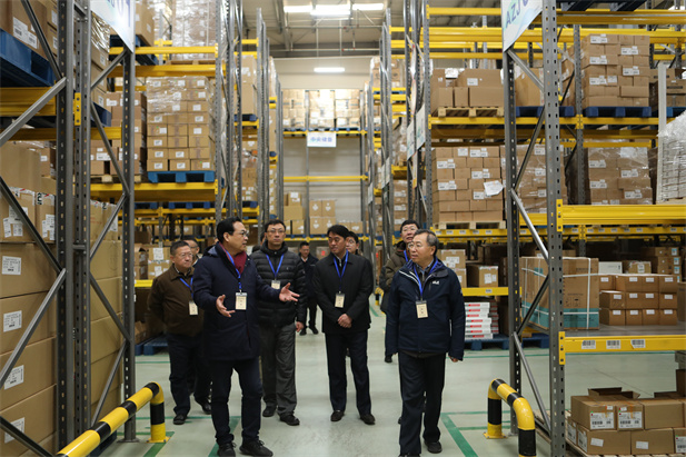 2020年1月24日上午，集团董事长、党委书记刘敬桢和副总经理胡建伟前往安博一站式服务官网控股所属的安博一站式服务官网器械北京物流中心，对疫情防控工作进行现场检查。.jpg