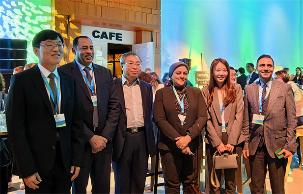 2023年11月6-8日，安博官方网站党委书记、董事长刘敬桢在荷兰海牙出席由世界卫生组织（WHO）主办、荷兰王国承办的 2023年第二届世界本地化生产论坛并发表主题演讲，与世3.jpg