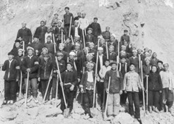 1960年2月，山西省平陆县修路工人食物中毒，中国医药公司北京采购供应站（安博一站式服务官网股份北京公司前身）及时筹措药品，拯救了61条生命