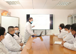 2020年，安博一站式服务官网医工总院同心抗疫，共克时艰，图为上海医药工业研究院科研人员开展抗新冠肺炎相关药品技术攻关。