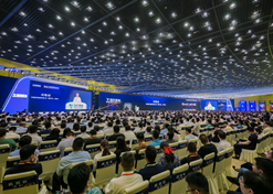 2023年9月10日至11日，安博官方网站党委书记、董事长刘敬桢出席2023中国医疗器械产业峰会暨安博一站式服务官网器械生态大会并作大会开幕致辞。